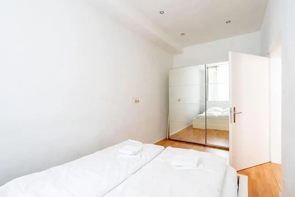 Spacious Belvedere Apartment Vienna