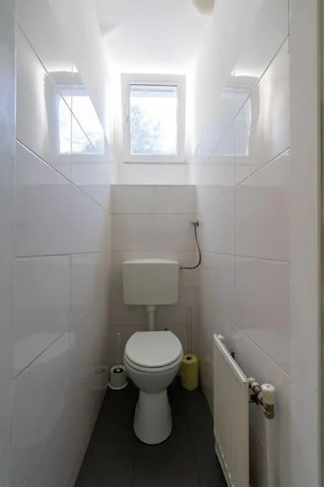 Spacious Belvedere Apartment Vienna