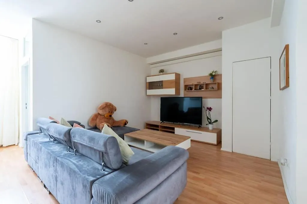 Spacious Belvedere Apartment Vienna