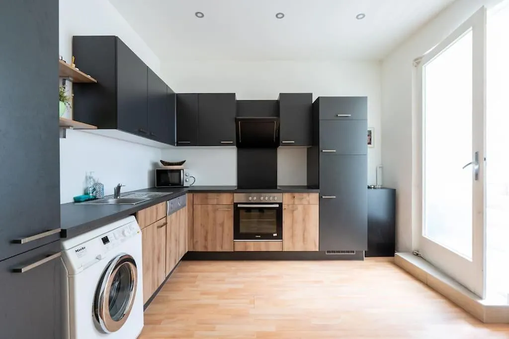 Spacious Belvedere Apartment Vienna