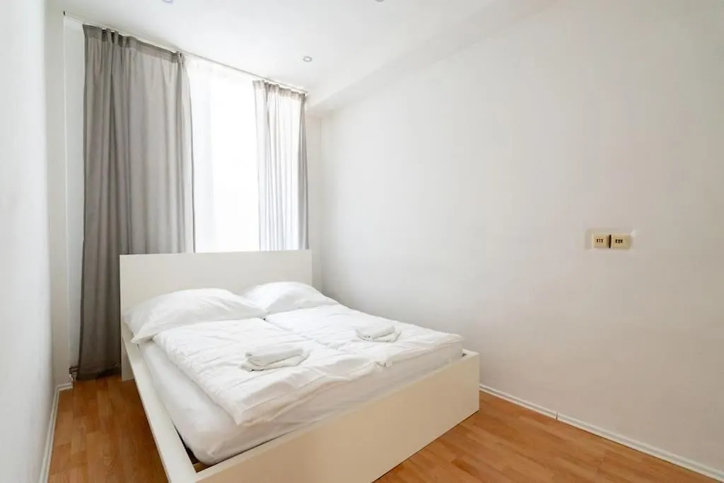 Spacious Belvedere Apartment Vienna