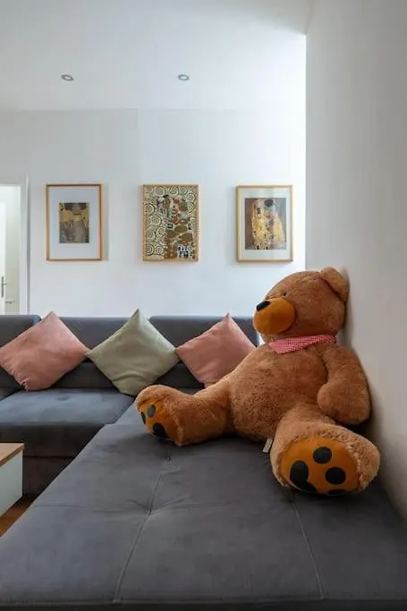 Spacious Belvedere Apartment Vienna