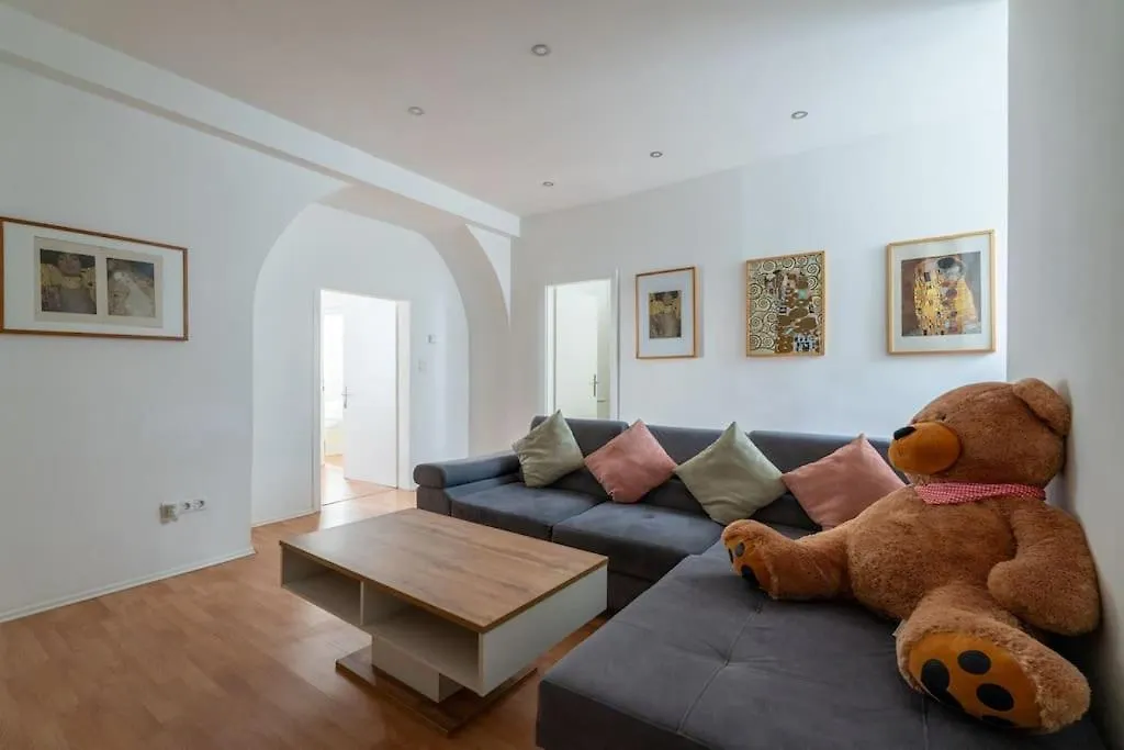 Spacious Belvedere Apartment Vienna