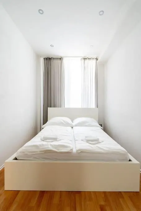 Spacious Belvedere Apartment Vienna