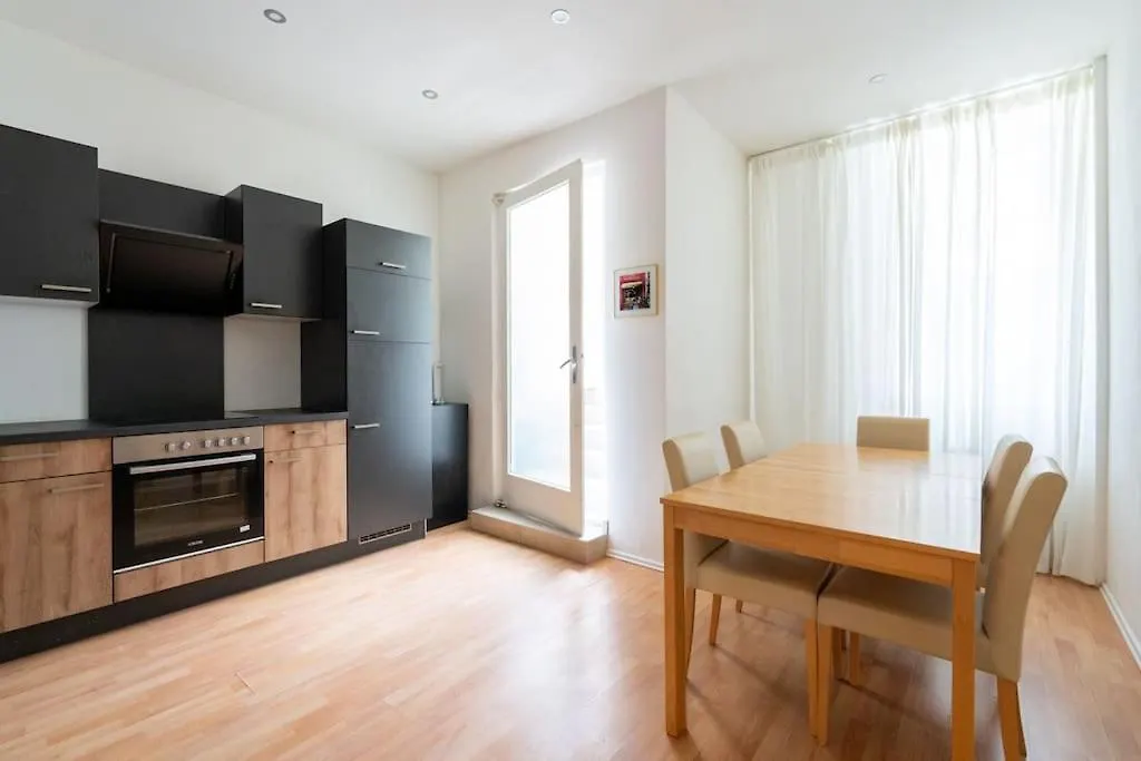 Spacious Belvedere Apartment Vienna