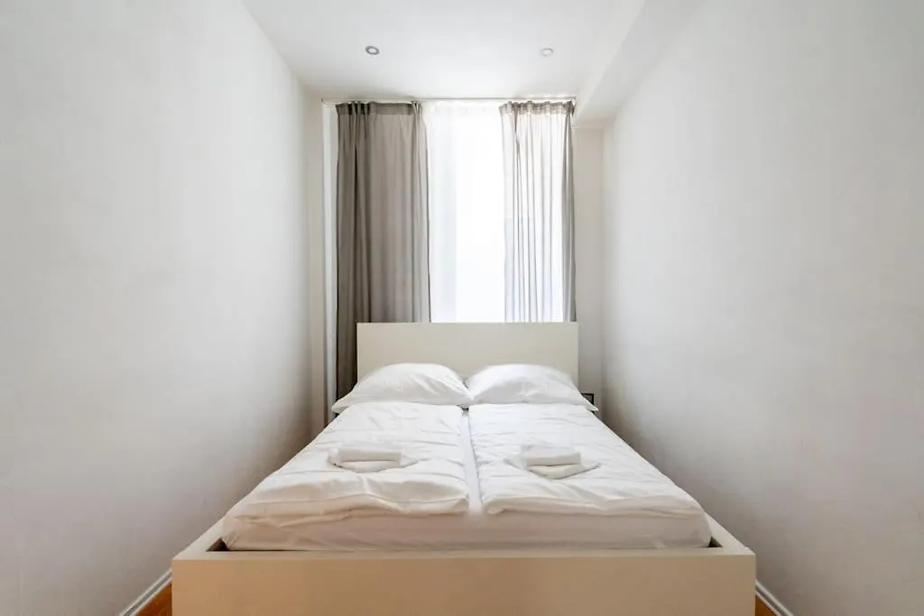 Spacious Belvedere Apartment Vienna