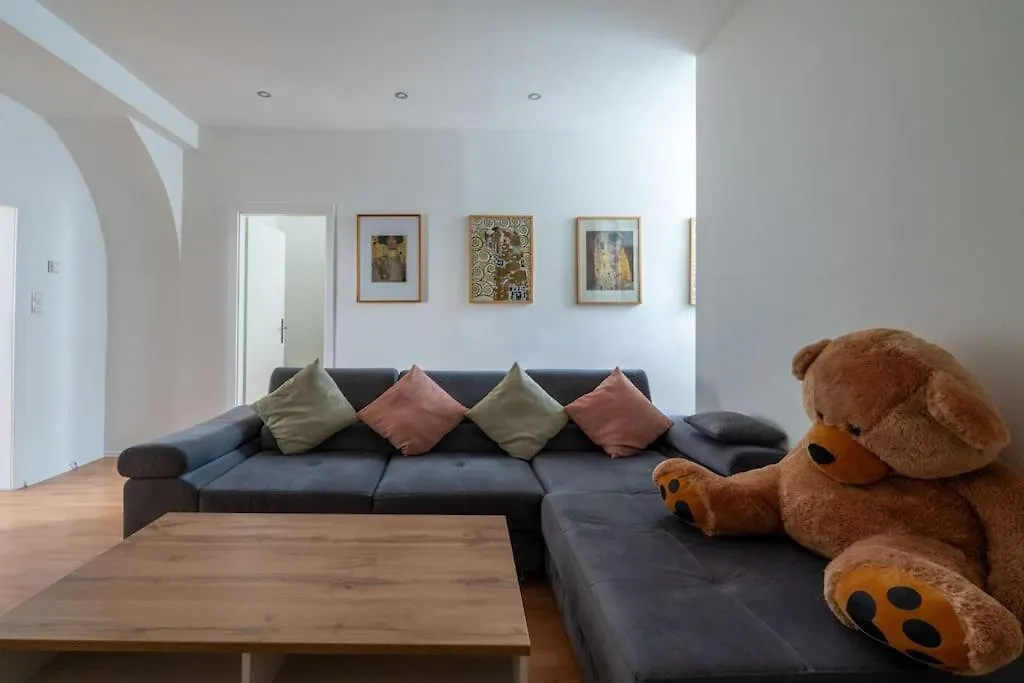 Spacious Belvedere Apartment Vienna