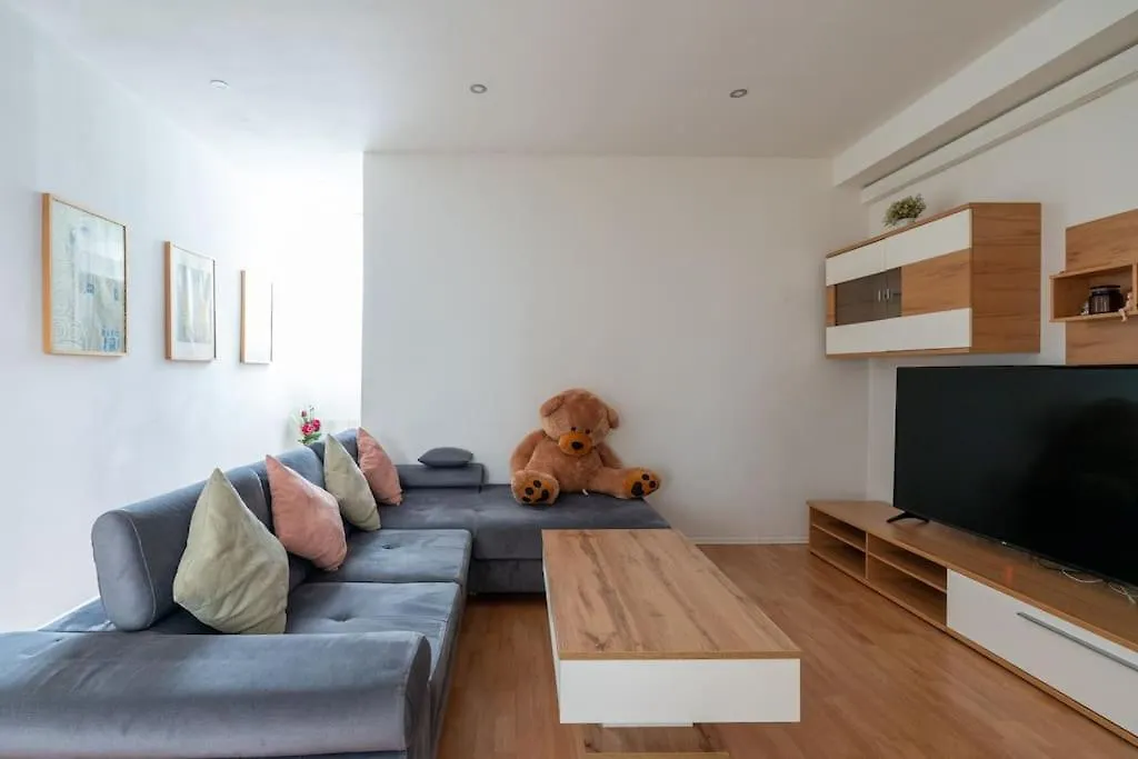 Spacious Belvedere Apartment Vienna